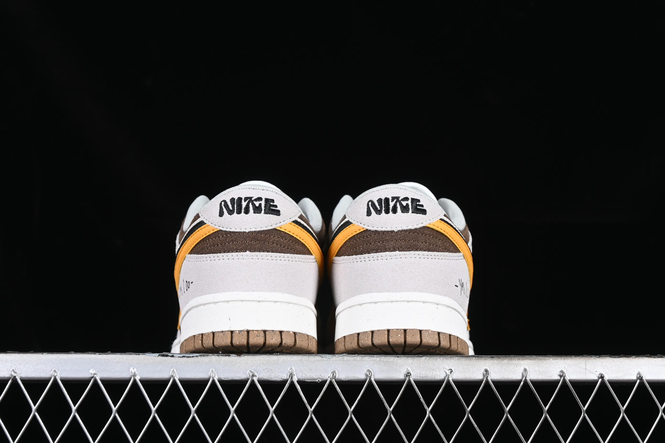 All categories Nk SB Dunk Series Nk SB Dunk Low low-top sneakers Cost-effective version Nk SB Dunk Low triple overlap hook SB low-top sports and leisure sneakers DO9457-104